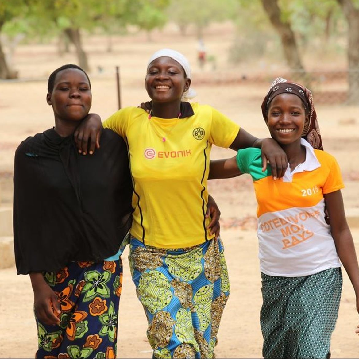 Tre jenter på Speed School i Burkina  Faso (737x683)